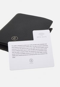 Čierna kožená peňaženka s textúrovaným povrchom, s strieborným logom, sprevádzaná informačnou kartičkou o ochrane RFID.