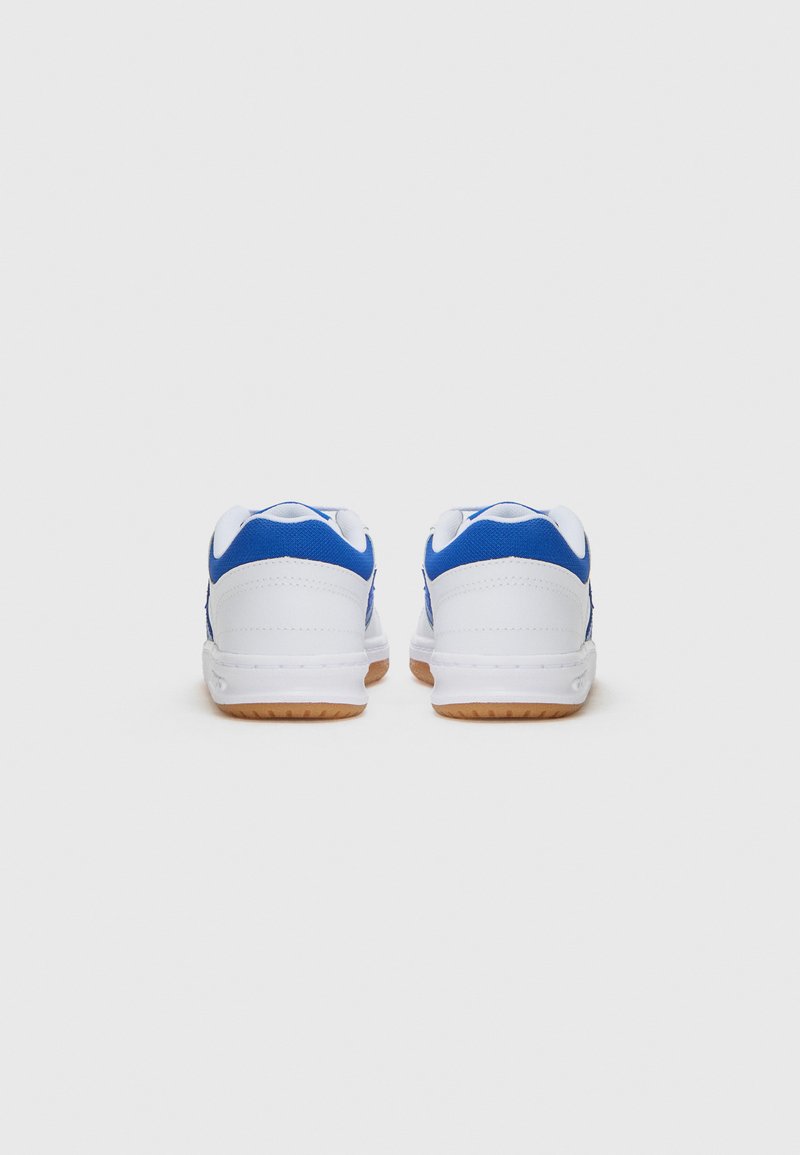Sneakers bianchi con dettagli blu, tallone arrotondato, suole in gomma testurizzata e colletto imbottito. Presentano un design semplice e uno schema di colori a contrasto.