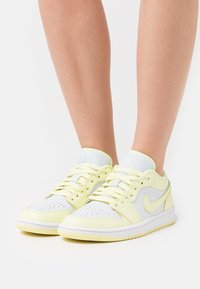 Jordan AIR JORDAN 1 LOW - Sapatilhas - pure platinum/citron tint/white