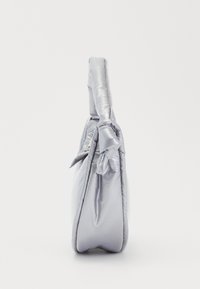 Sac à main métallique argenté avec une texture matelassée, une poignée douce et un accent de nœud sur un côté. Forme rectangulaire avec une finition lisse.