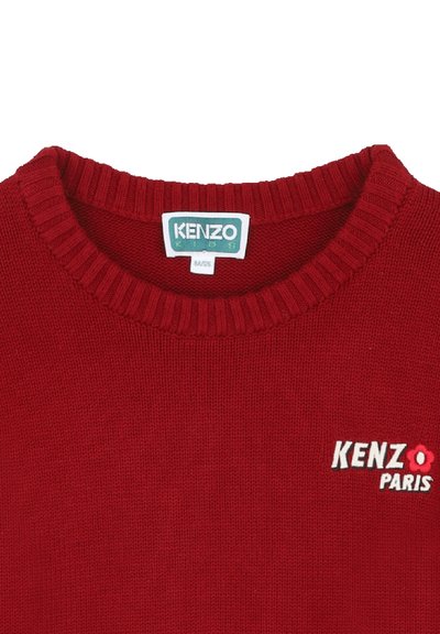 Pull en laine rouge avec un col côtelé, orné d'une broderie blanche de "KENZO" et d'une icône de fleur à côté de "PARIS" sur le côté gauche.