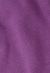 Tissu tricoté violet avec une texture lisse et un motif côtelé régulier, montrant une épaisseur moyenne et une répartition uniforme de la couleur.