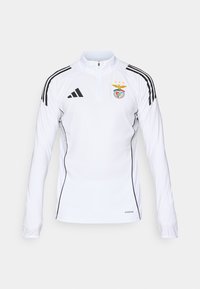 Hvit langermet sportstop med svarte striper på skuldrene, halv-zip foran, Adidas-logo og Benfica fotballklubb crest på brystet.