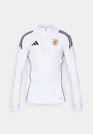 Biała sportowa bluzka z długim rękawem z czarnymi paskami na ramionach, pół-zamek z przodu, logo Adidas oraz herb klubu piłkarskiego Benfica na klatce piersiowej.