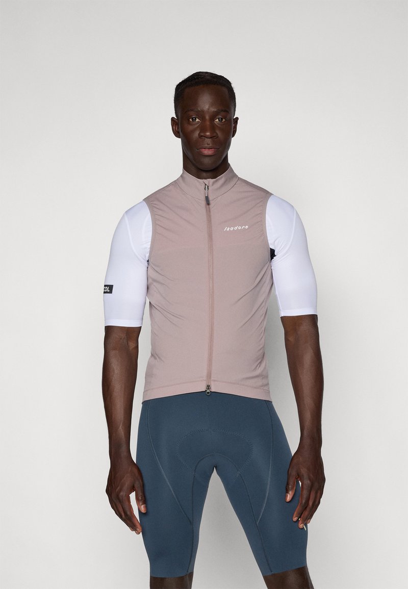 Chaleco de ciclismo sin mangas de color gris claro con cuello alto, cremallera delantera y detalle de logotipo, combinado con pantalones cortos acolchados de color gris oscuro. Material elástico.