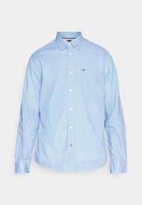 Jasnoniebieska koszula na guziki z długimi rękawami, w kratkę, z kieszenią na piersi i logo marki po lewej stronie.