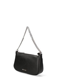 Borsa a mano in pelle nera con forma rettangolare, tracolla in catena argentata, chiusura con zip e logo impresso. Texture liscia con dettagli minimi.
