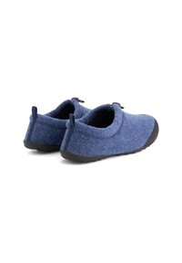 Blauwe vilten slippers met een zwarte rubberen zool, laag achterkant ontwerp, en elastische accenten voor gemakkelijke draagbaarheid. Zachte textuur en eenvoudig silhouet.