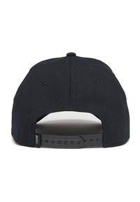Crna snapback kapa s teksturiranim materijalom, ravnim vizirima i podesivim plastičnim remenom straga. Ima ventilacijske rupe na krovu.