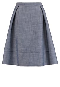 Falda midi en línea A de tela ligera azul con plisados, costura horizontal visible cerca del dobladillo y textura sutil en toda la prenda.