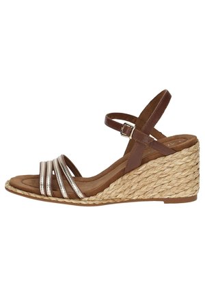 Sandales compensées en cuir marron avec des straps métalliques argentés, texture tressée similaire à du jute sur le talon, design à bout ouvert et sangle de cheville avec boucle.