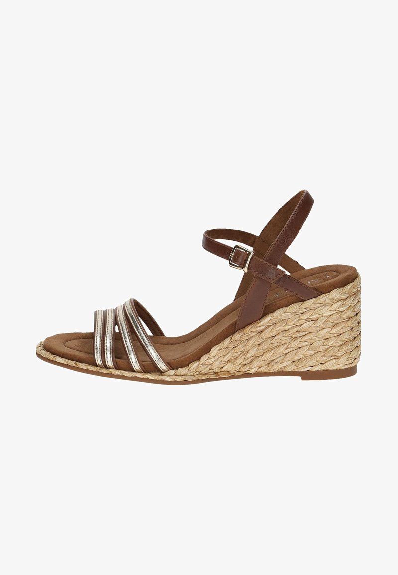 Hnědé kožené sandály na klínu se stříbrnými metalickými pásky, tkaninový vzhled podobný jutě na podpatku, otevřená špička a páska kolem kotníku se sponou.