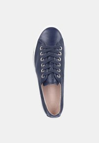 Zapatilla deportiva de cuero azul marino con suela de goma blanca, punta redonda y seis ojales metálicos para los cordones. Superficie texturizada con un sutil estampado de logo.