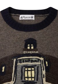 Maglione lavorato a maglia in lana marrone con colletto blu navy. Presenta un colorato ricamo di un cinema e la scritta "Bonpoint".