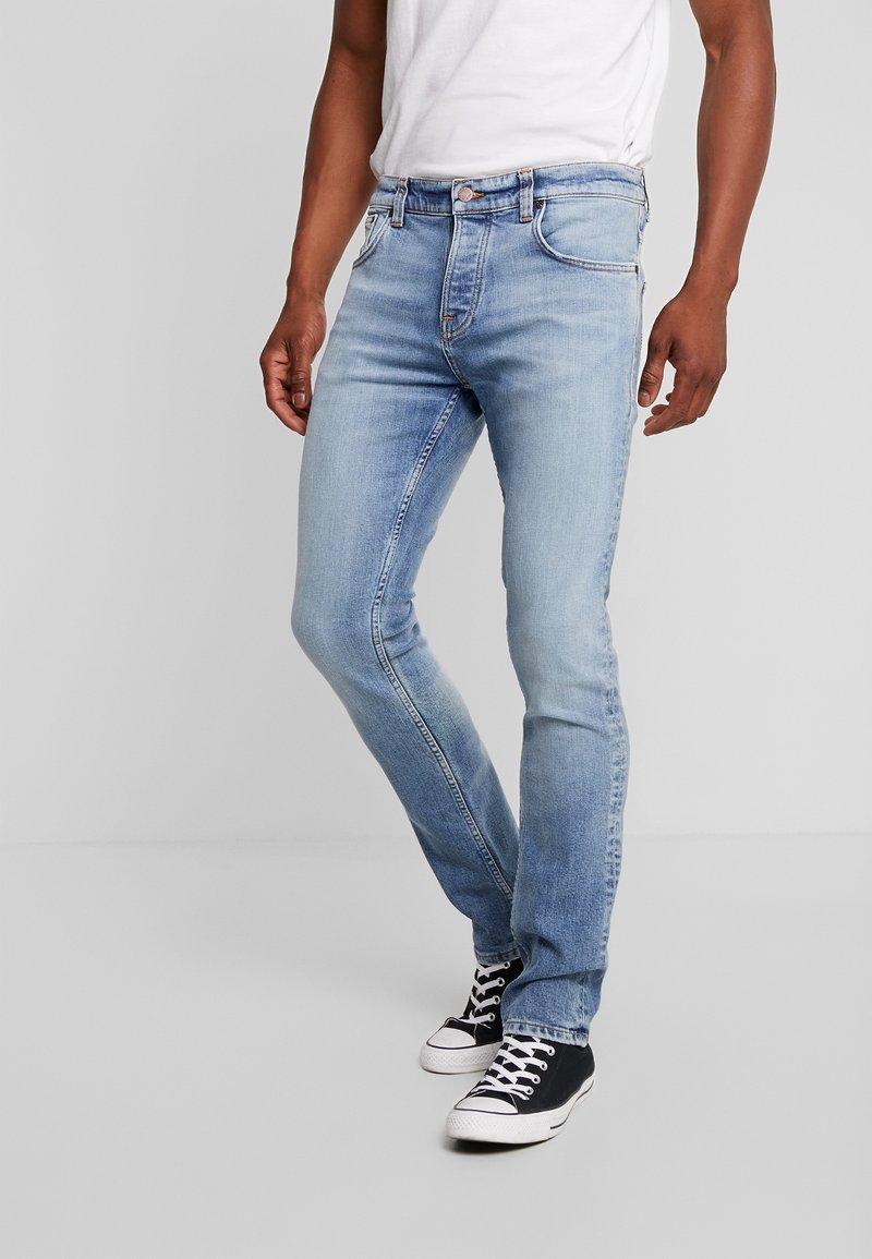 Ljusblå slim-fit jeans i denim, med framfickor, dragkedja och subtila blekningseffekter. Matchas med svarta sneakers.