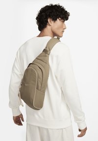 Nike Sportswear SPORTSWEAR ESSENTIALS - Torbica za okoli pasu - khaki sanddrift sanddrift
