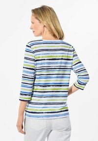 Gestreepte lange mouwtop in blauw, groen en zwart; heeft een ronde halslijn en driekwartmouwen. Zachte stof, relaxte pasvorm.