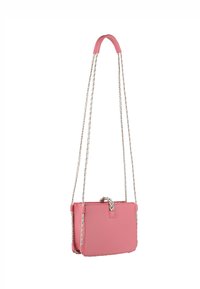 Borsa in pelle rosa di forma rettangolare, con una tracolla a catena intrecciata multicolore e un dettaglio a nodo sulla chiusura.