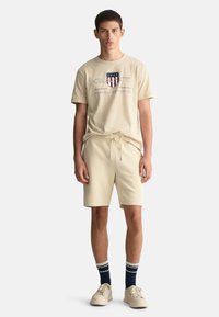 GANT REG SHIELD  - Træningsbukser - silky beige