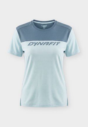 Αθλητικό κοντομάνικο μπλουζάκι σε ανοιχτό μπλε με σκουρό μπλε πάνελ στους ώμους και λογότυπο "DYNAFIT" στο στήθος.