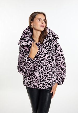 Růžová oteplená bunda s leopardím potiskem, vysokým límcem, černými akcenty a elastickými rukávy, doplněná o černé kožené kalhoty.