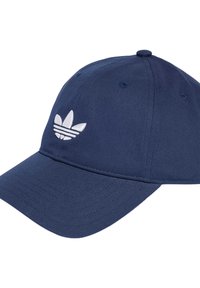 Cappello blu navy in cotone, con un logo ricamato bianco che presenta tre strisce e un design di foglia sul davanti. Visiera curva e aperture per la ventilazione presenti.