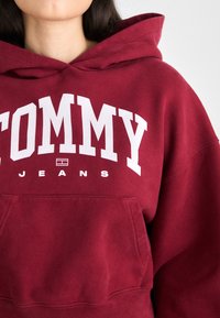 Tommy Jeans VARSITY HOODIE - Felpa - red carpet