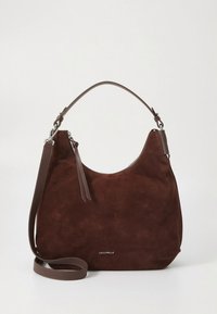 Brūna zamša rokassoma ar izliekta formas dizainu, īsu augšējo rokturi un garu regulējamu siksnu. Rotāta ar smalku baltu logotipu.