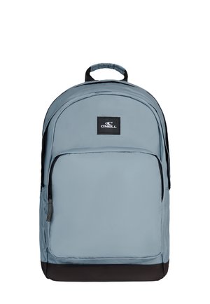 Hellblauer O'Neill Rucksack mit einer vorderen Reißverschlusstasche, schwarzem Boden und oberem Griff vor weißem Hintergrund.