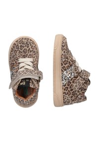 Luipaardprint hoge sneakers met een beige gestructureerd oppervlak, glinsterende zijaccenten, crèmekleurige veters en een gevoerde binnenkant.