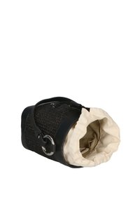 Borsa a tracolla nera intrecciata con forma arrotondata, dettagli in pelle e interno in cotone beige. Presenta un anello metallico e una chiusura cinch.
