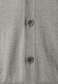 Cárdigan de punto gris claro con una textura suave, cierre frontal de cinco botones con botones oscuros, y puños y dobladillo acanalados.