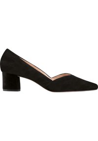 Černá semišová bota na podpatku s špičatou špičkou a V-výřezem. Hladký povrch, elegantní silueta a minimální detaily.