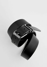 Sort carbonfiber bælte med en blank finish, udstyret med en sølv metalspænde og flere indstillingshuller for tilpasning.