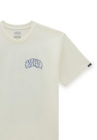 Cremefarvet bomulds T-shirt med et blåt stiliseret "VANS" logo på venstre bryst, med en klassisk pasform og korte ærmer.