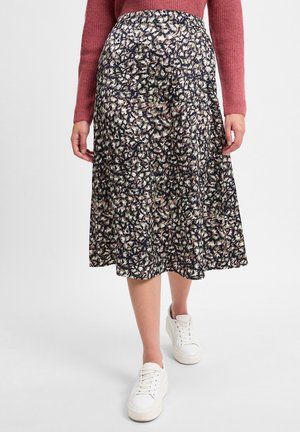 Luftige Midi-Rock in Marineblau mit einem floralen Muster in Creme, Pink und Grün. Elastischer Bund, leichter Stoff, kombiniert mit weißen Sneakers.
