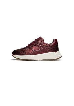 Bordeaux synthetische sneakers met een gestructureerde afwerking, voorzien van een witte tussenzool en een bruine buitenzool. Veters en oogjes in bijpassend bordeaux.