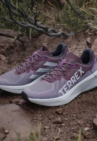 AGRAVIC 3 - Chaussures de running - preloved fig   grey one   pink fusion