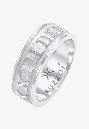 Sølvring med en struktureret overflade, prydet med romerske tal og en glat indvendig band. Markeret med logoet "Kuzzoí."