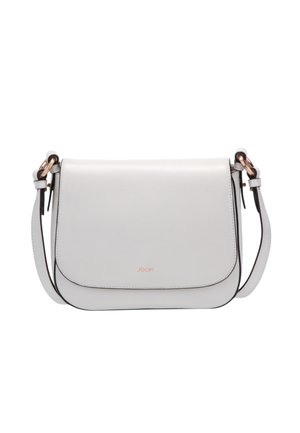 Hvid læder skuldertaske med klaplukning, justerbar rem og diskrete guldfarvede metaldetaljer.