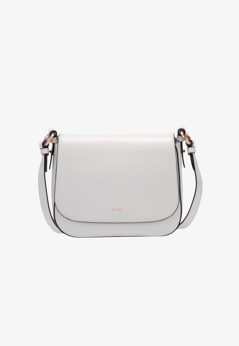 Weiße Lederschultertasche mit Klappverschluss, verstellbarem Riemen und dezenten goldfarbenen Metallakzenten.