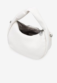 Bolso hobo de cuero blanco con un acabado texturizado, forma curva y un solo asa acolchada; cuenta con un cierre de cremallera con un acento metálico.