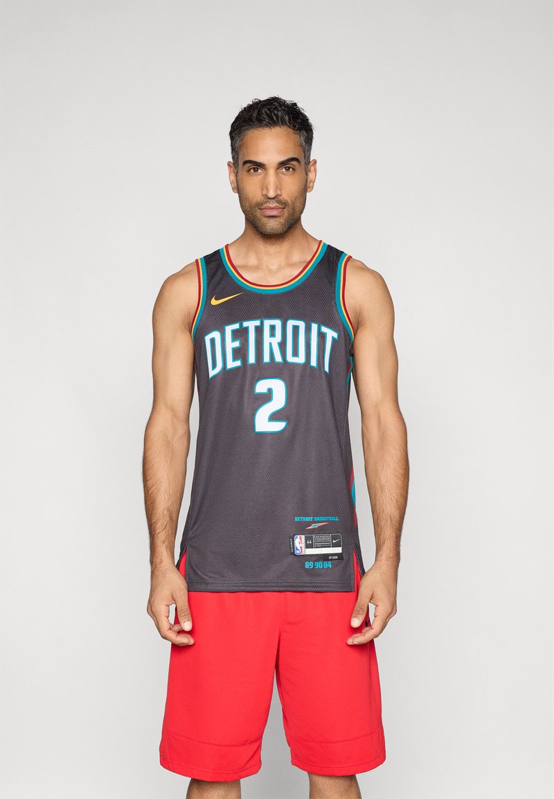 Fekete kosárlabdamez türkiz "DETROIT" felirattal és 2-es számmal. Piros díszítéssel és Nike logóval. Piros rövidnadrággal viselve.