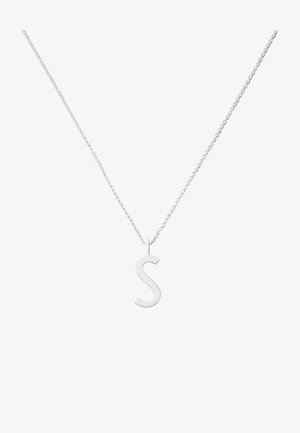 Collier en argent avec un pendentif en forme de "s" minuscule. La chaîne est délicate, avec un design simple et une finition polie.