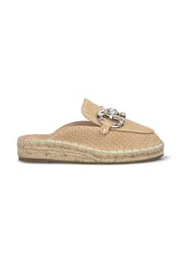 Espadrilla intrecciata beige con una spilla decorativa in argento e dettagli in pelle. Presenta una suola in corda di juta e un design a punta rotonda.