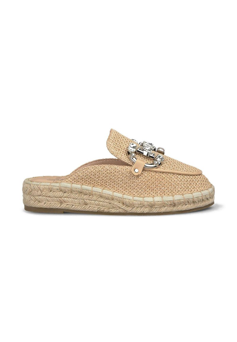 Espadrilla intrecciata beige con una spilla decorativa in argento e dettagli in pelle. Presenta una suola in corda di juta e un design a punta rotonda.