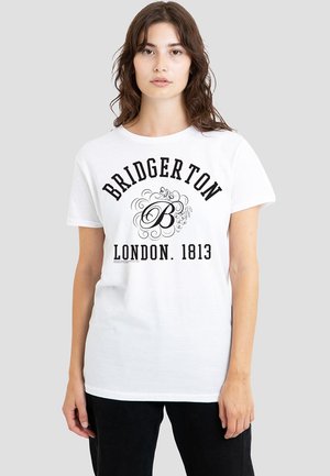 Weißes Baumwoll-T-Shirt mit einem großen schwarzen Aufdruck "Bridgerton" und dekorativen Elementen mit "London. 1813" darunter. Klassischer Schnitt.