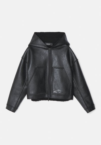 Giacca cropped nera in ecopelle con cappuccio, caratterizzata da due tasche frontali, zip a vista e una superficie testurizzata. Foderata per un calore aggiuntivo.