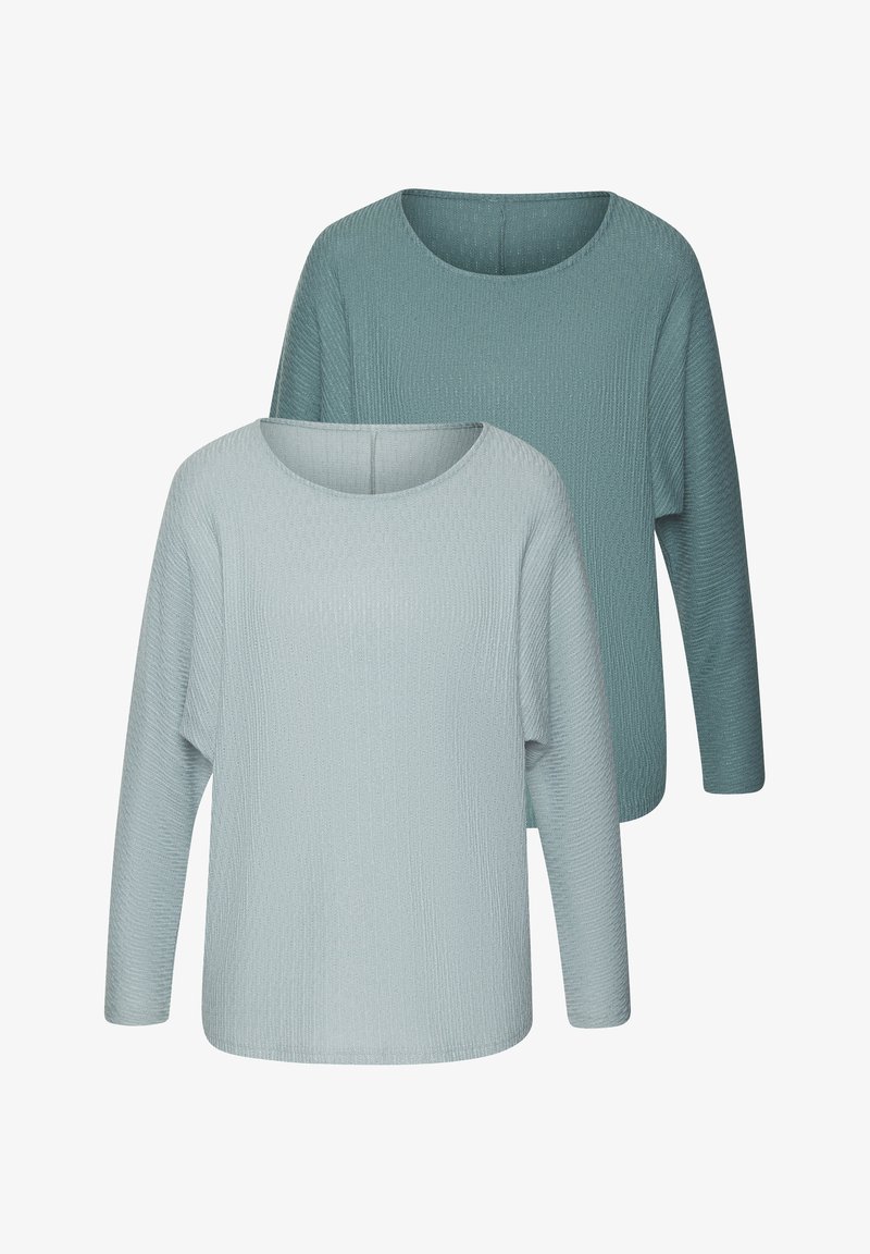 Zwei langärmlige, gerippte Strickpullover mit Rundhalsausschnitt, einer hellblau vorne und einer petrolfarben hinten.