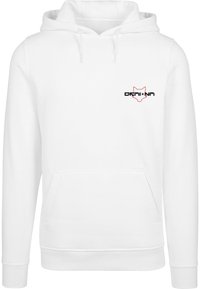 Weißer Hoodie mit einer Fronttasche, der ein kleines schwarzes und rotes Logo einer Fuchs-Silhouette sowie stilisierte Texte im Bereich der linken Brust aufweist.